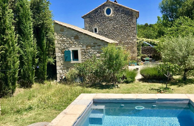 CHARMING MAZET WITH SWIMMING POOL FACING THE CHATEAU DE GRIGNAN
