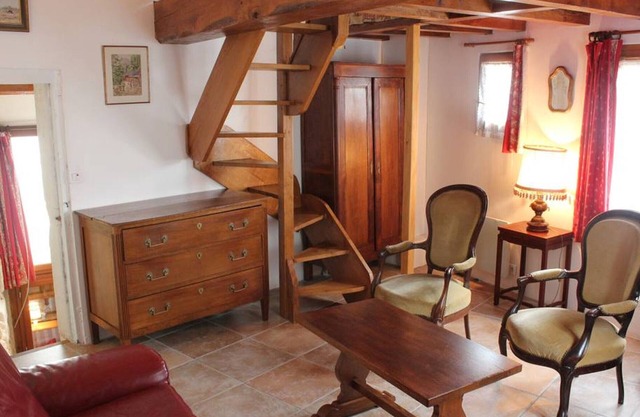 Charming Medieval City Gîte: Unique 3-Level Home, Troglodytic Room, WiFi, Near Loire Castles
