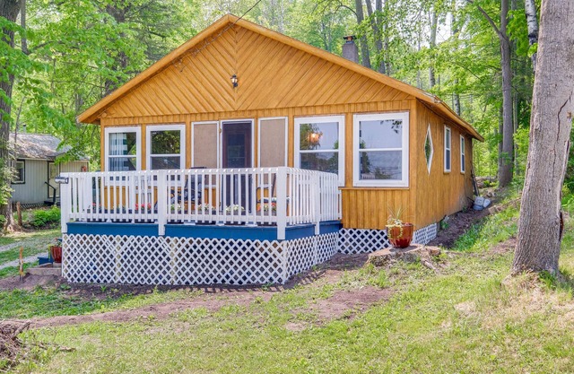 Charming Michigan Cottage w/Sunroom & Lake Access