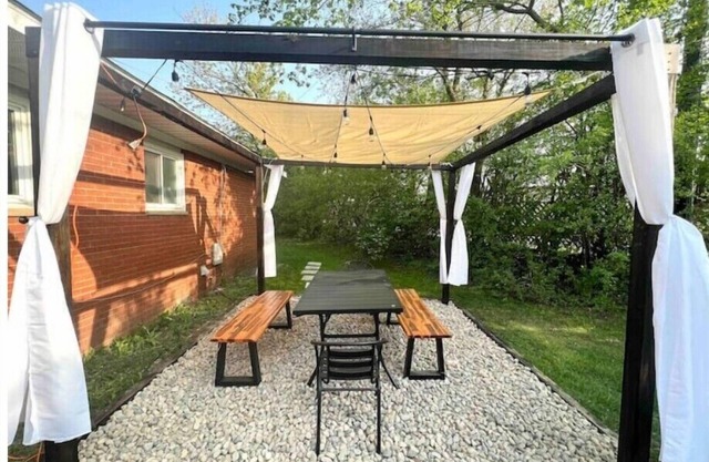 Charming Mid Century 2-Bedroom with Parking 1 Mile From The Big House & Downtown
