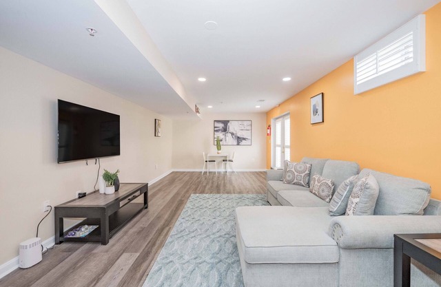 Charming Modern 2-bedroom apartment near DC with free parking