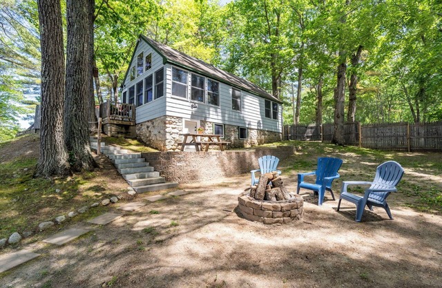 Charming, modern, 3-bedroom cottage on Pettingill Pond, in lovely Windham, Maine