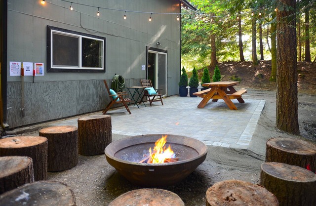 Charming Modern Cabin: Steps to Lake, Updated Amenities, Fast Wi-Fi & More!
