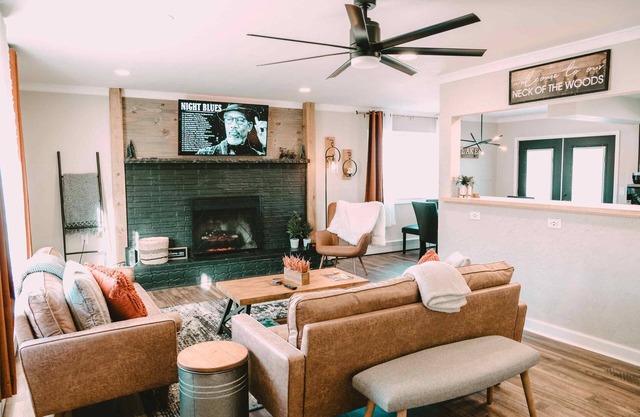 Charming & Modern Lakefront Home - Hiking, Biking & Kayaking.