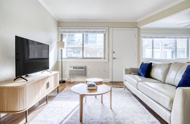 Charming Mountain View 2BR w/Pool & Gym, 5 min to Target, by Blueground