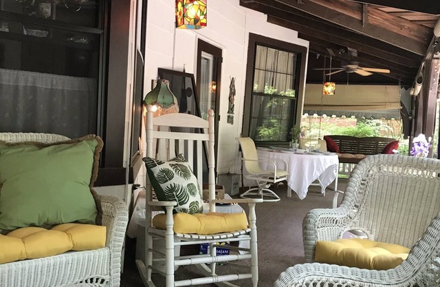 Charming Mt Gretna cottage tucked in a quiet art community filled with music theater and quiet evening dinners on the porch