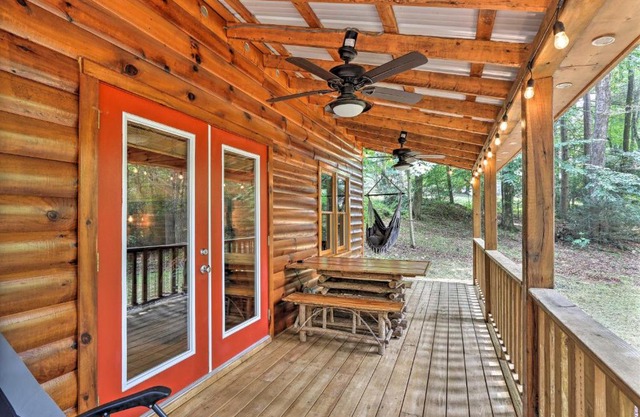 Charming Murphy Cabin with Porch - Near Hiking!