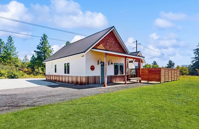 Charming new-build mountain retreat with panoramic views, gas fire table, trails