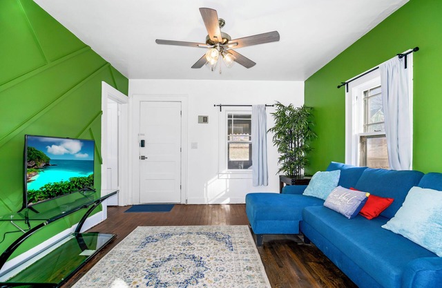 Charming newly Renovated, Pet friendly, Wi-Fi, close to Union Station/Plaza area