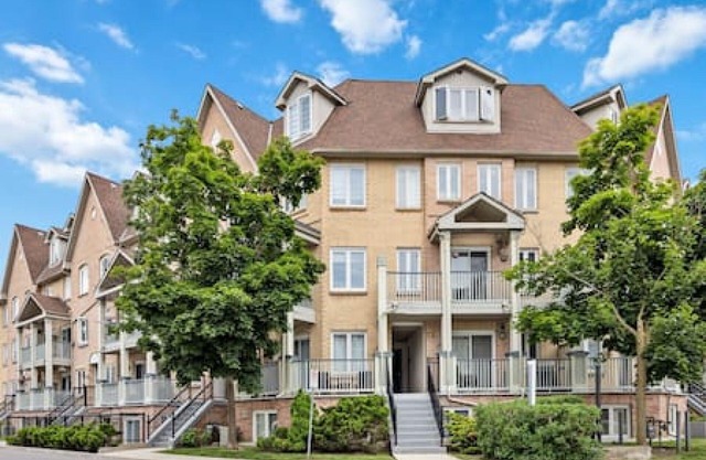 Charming Oasis In Richmond Hill