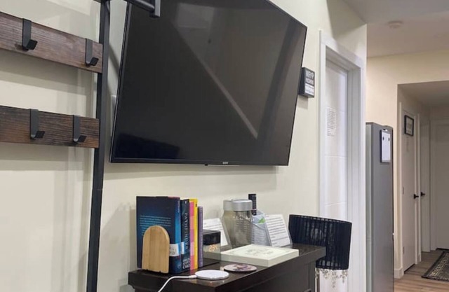 Charming Oasis Tranquil Suite 8 min Airport, AC
