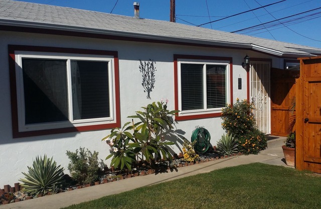 Charming Ocean Beach Bungalow 1 Block from Beach