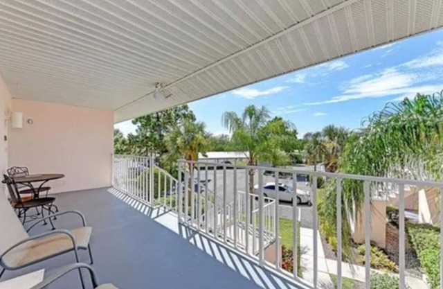Charming Old Florida Condo….Minutes to World Famous Beaches
