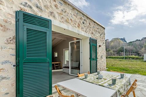 Charming one-floor villa with garden, car parking