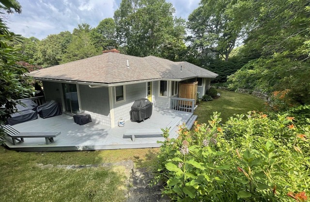 Charming Osterville Getaway – Walk to Village & Beach!