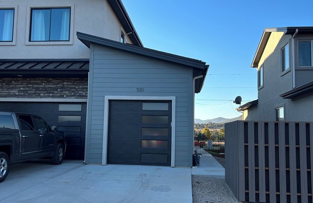 Charming Palmer Lake Loft: 1-bdrm LOFT, full bath, kitchen, smart TV, WiFi, AC