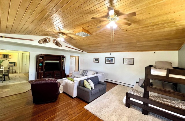 Charming, pet friendly home close to area attractions in beautiful Cody!