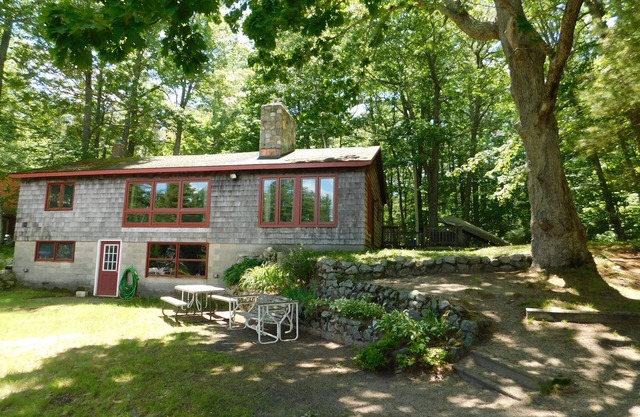 Charming pet-friendly Maine camp in a peaceful cove on Little Sebago.