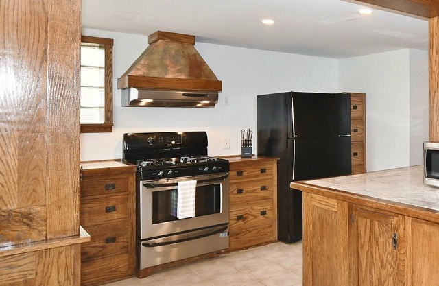 Charming Pittsburgh Home| 2 Full Baths| Parking