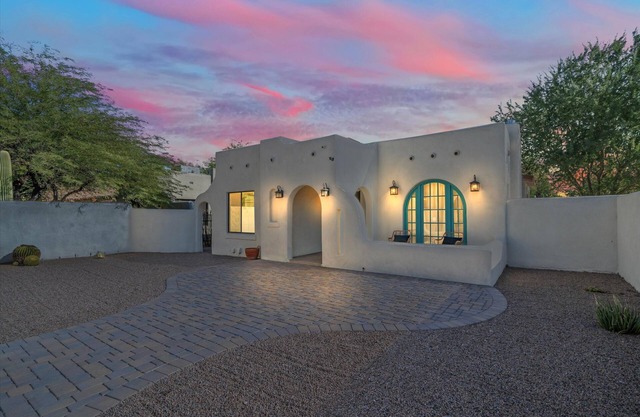 Charming Private 2-bedroom house steps from UofA Football Stadium!