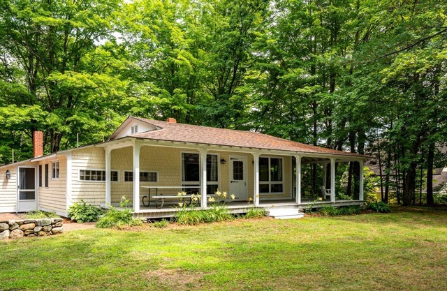 Charming Private Lakefront Cottage, Close to Hiking, Biking, Golf