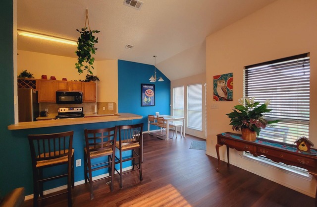 Charming Private Master bedroom with Jacuzzi in Pleasant Denton