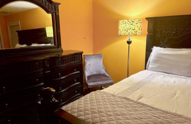 Charming Private Room with AC, WiFi in tranquil Huntsville