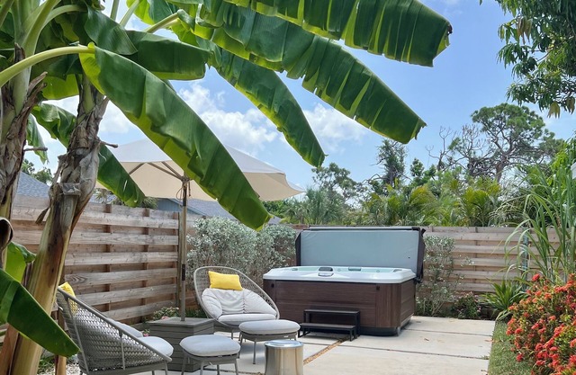 Charming, quiet, close to island beaches, jacuzzi, private back yard, near parks