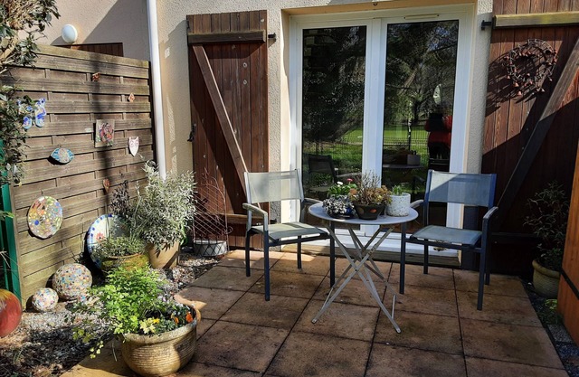 Charming quiet cottage, ideally located