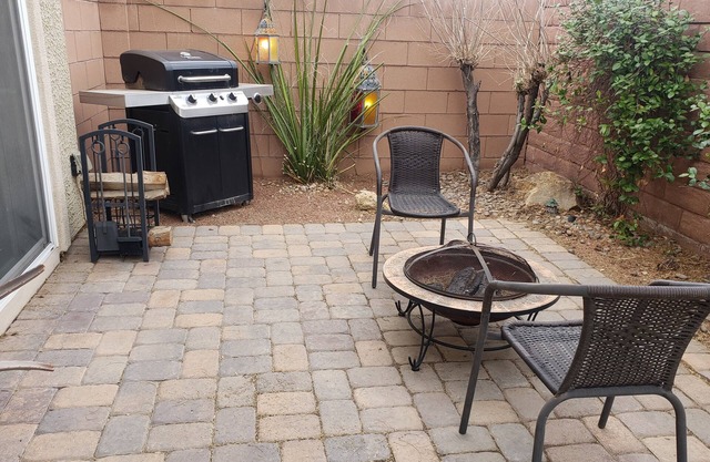 Charming, quiet home. Near hike trails, strip 15 min. Affordable monthly stays!