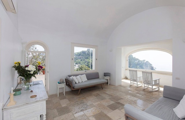 Charming, quiet house with magnificent views of the sea and capri from above
