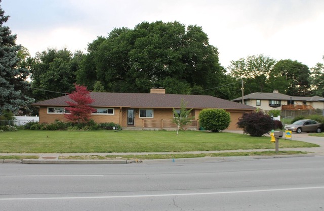 Charming Ranch House With Excellent Location, Comfortable and Cozy, Free WIFI
