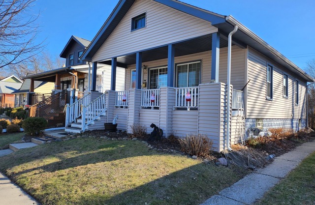 Charming Ranch walking distance to Downtown Ferndale! Close to Detroit!