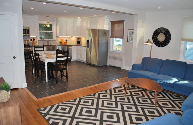 Charming recently reno'd 4-Bed Shore Home. Longer-term winter rates available