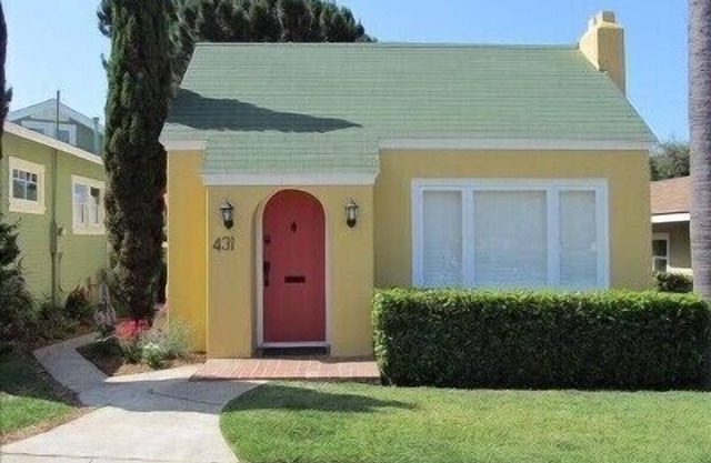 Charming Remodeled Historical Cottage 2 Blocks to Beach & Town