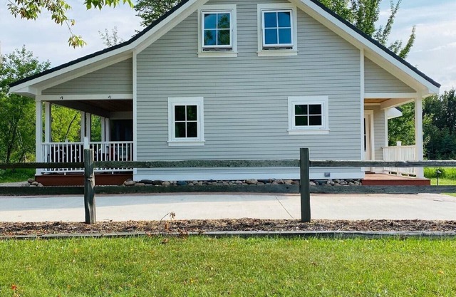 Charming Renovated Farmhouse near Giants Ridge