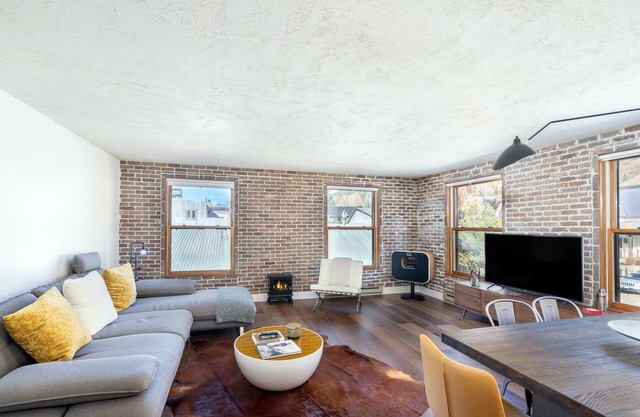 Charming resort condo with washer/dryer & great location