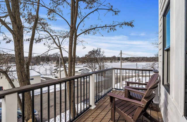 CHARMING RETREAT! Over-looking Lake, Hot tub, WiFi, AC, Nearby Walking Trails