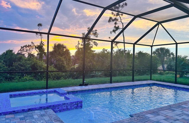 Charming retreat w/private lanai, heated pool,on the golf course- near beaches