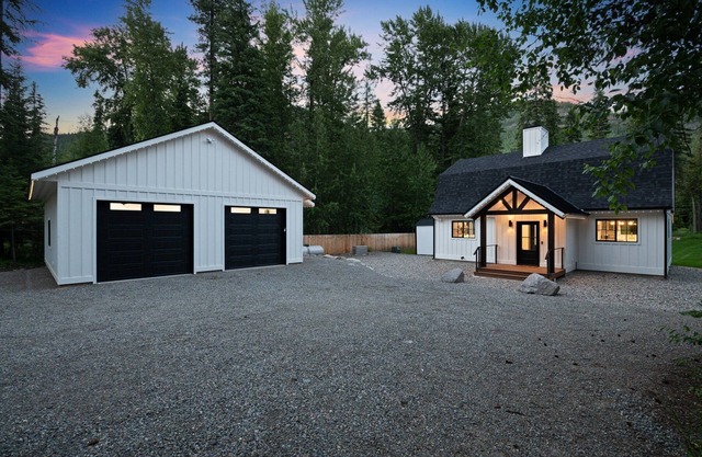 Charming River Cottage w/AC, Deluxe HotTub,WiFi in Bonners Ferry on the Border!