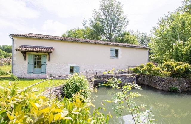 "Charming Riverside Mill: Spacious Garden, Fishing Spot, Family-Friendly, Near Historic Sites"