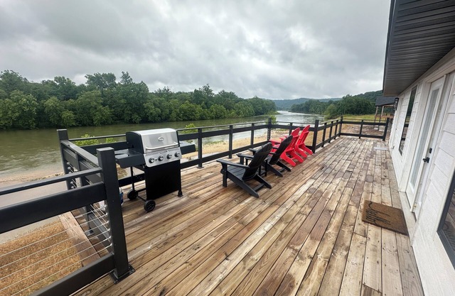 Charming RIVER FRONT 3-bedroom home Van Buren on Current River. brand new!