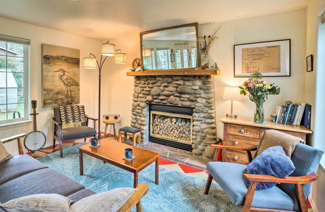 Charming Rockaway Beach House, Walk to Ocean!