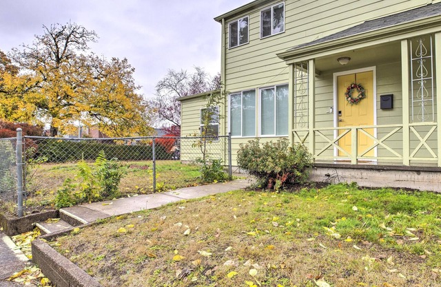 Charming Salem Townhome, Long-Term Stays!