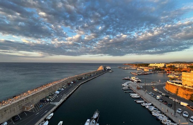 Charming Sea Front 3 Bedroom Apartment - incredible views!