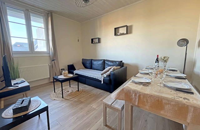 Charming Seaside Apartment with Modern Decor, Close to Beach and Shops