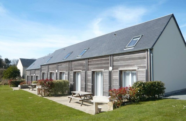 Charming Seaside Cottage: 3 BR, Terrace, Wi-Fi, Pet-Friendly, Near Dunes & Hiking in La Hague