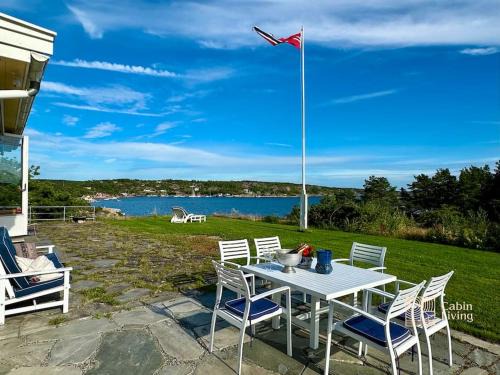 Charming seaside cottage with jetty near Hankø