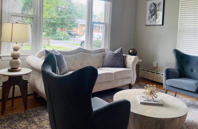 Charming Single-Family, 5 beds, 2 bath, Kingstowne