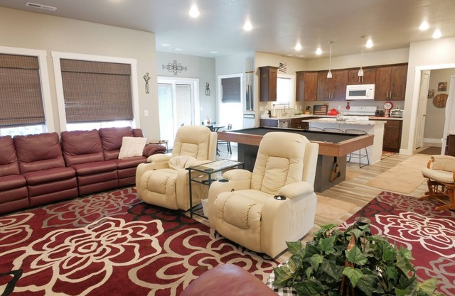 Charming single-level home with Garage | 2 Bed, 2 Bath